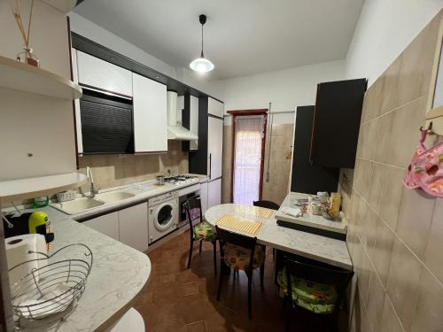 Η κουζίνα ή μικρή κουζίνα στο Paki House Luxury