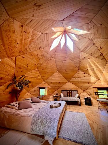une chambre avec un grand plafond en bois avec un grand lit dans l'établissement La bulle de sérénité, à Six-Fours-les-Plages
