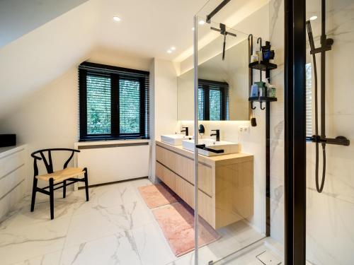 Una cocina o zona de cocina en Luxury 455m2 Villa in Waterloo