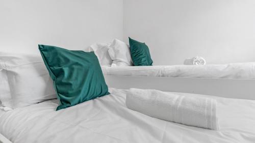 Ένα ή περισσότερα κρεβάτια σε δωμάτιο στο Modern Velvet Retreat- Stylish 3-Bed House with King Bed & Foosball in Birmingham City Centre