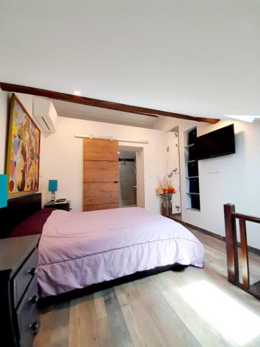 une chambre avec un grand lit dans une pièce dans l'établissement Holiday à Hyères plage repos balade sport mer bleu, à Hyères