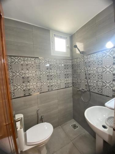 a bathroom with a toilet and a sink at Une très belle appartement à houmet souk in Houmt Souk