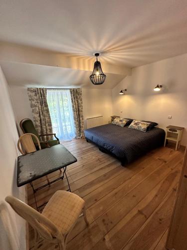 une chambre avec un lit, une table et une chaise dans l'établissement La Maison Colette, à Les Eyzies-de-Tayac