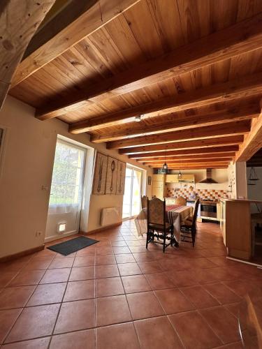 un salon avec une table et des chaises et une cuisine dans l'établissement La Maison Colette, à Les Eyzies-de-Tayac