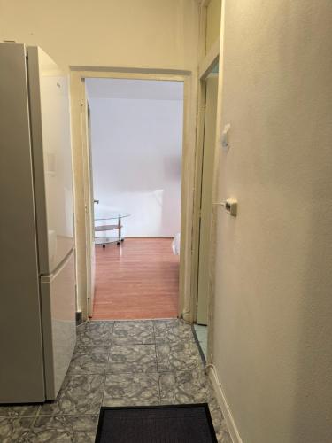 un pasillo vacío con una puerta que conduce a una habitación en KID Apartments, en Cluj-Napoca