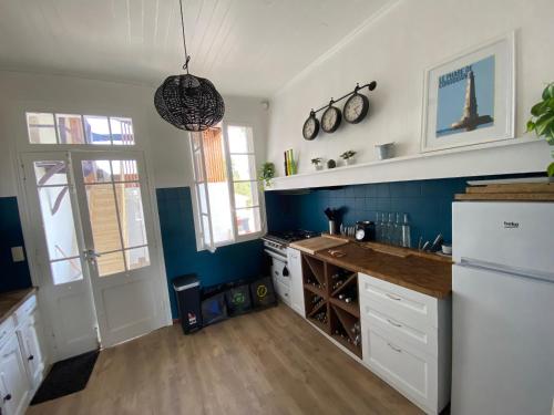 Kuchyň nebo kuchyňský kout v ubytování Maison de charme au cœur du vignoble médocain avec un Spa