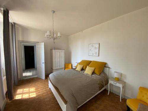 Postel nebo postele na pokoji v ubytování Maison de charme au cœur du vignoble médocain avec un Spa