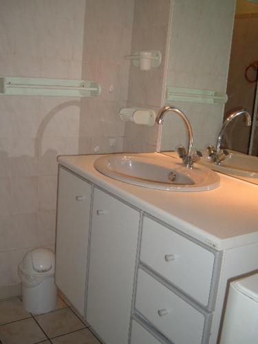 une salle de bain avec un lavabo et un miroir dans l'établissement La PASTOURELLE, à Villard-de-Lans