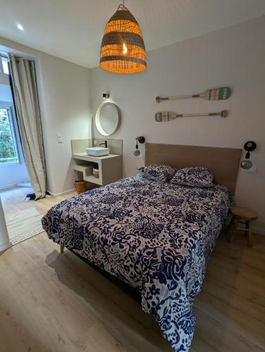 une chambre avec un lit, un lavabo et un miroir dans l'établissement Les Talards - 5 mn à pieds gare TGV, à Saint-Malo