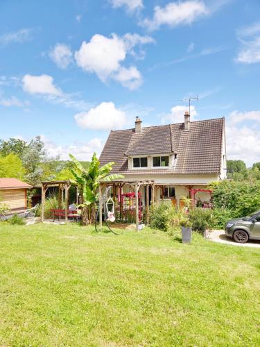 une maison avec une pelouse verte devant elle dans l'établissement Écrin de Seigy, 5 minutes du ZOO de BEAUVAL, à Seigy