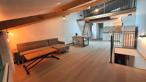 un salon avec un canapé et une table dans l'établissement Au mignon filet de St Nazaire, à Saint-Nazaire-en-Royans