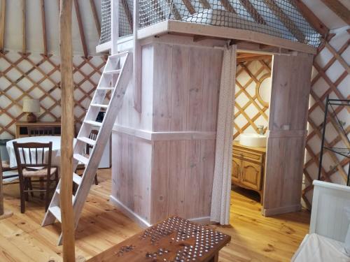 - une chambre avec une échelle dans une yourte dans l'établissement séjour en yourte, à Gans
