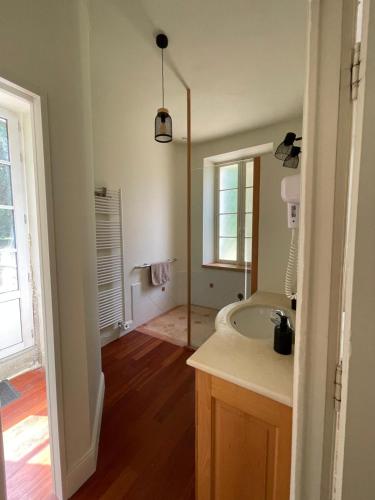une salle de bain avec un lavabo et un miroir dans l'établissement Château de Ferrègues - L'appart, à Tonneins