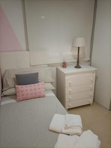 アギラスにあるApartamento Hornilloのベッドルーム1室(ベッド1台、ドレッサー、ランプ付)