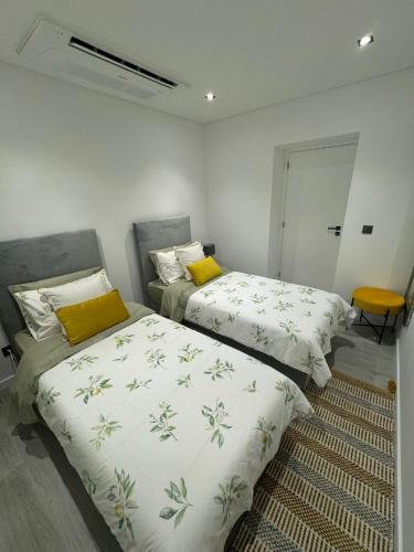 two beds sitting next to each other in a room at Quinta da Oliveira in Ponta do Sol