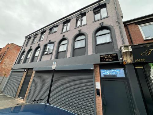 Un edificio con las puertas del garaje abiertas a una calle. en Heart of Hull Hotel, en Hull