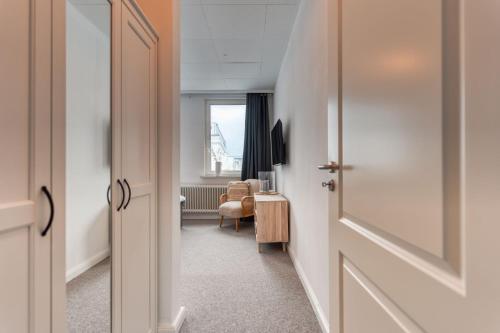 a hallway with a door leading to a living room at Inselpension Henriette in Norderney