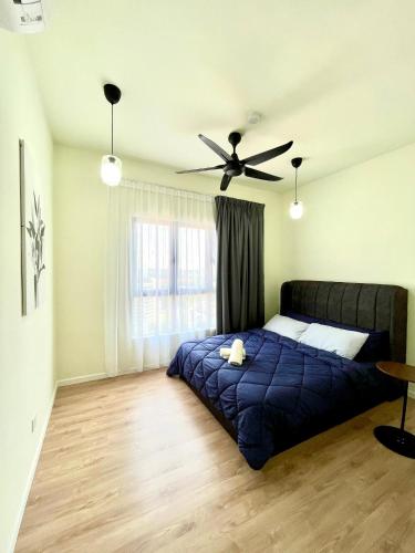 a bedroom with a bed and a ceiling fan at Cozy Damai Dian Residency Seksyen 13, Stadium, MSU, AEON in Shah Alam
