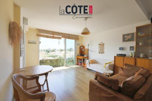 un salon avec un canapé et une table dans l'établissement Le clos du village, à Martigues