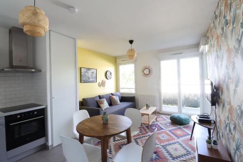 un salon avec un canapé et une table dans l'établissement Jungle Trip By Plaza - Proche Disneyland Paris, à Montévrain