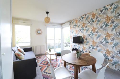 un salon avec un canapé et une table dans l'établissement Jungle Trip By Plaza - Proche Disneyland Paris, à Montévrain