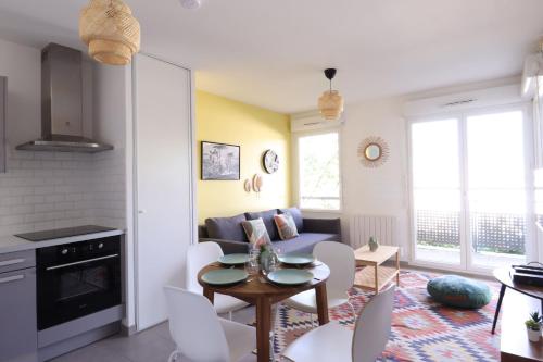 un salon avec un canapé et une table dans l'établissement Jungle Trip By Plaza - Proche Disneyland Paris, à Montévrain