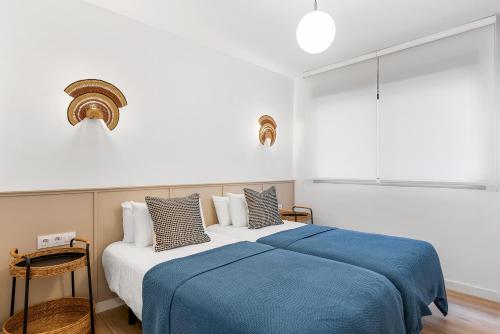 Postel nebo postele na pokoji v ubytování Stylish Apartment with Stunning Views & Parking
