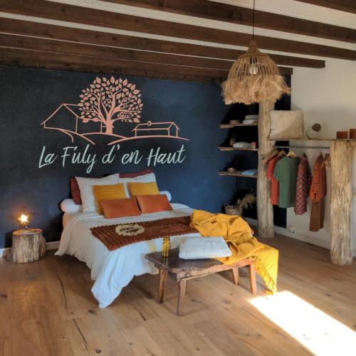 - une chambre avec un lit et un arbre sur le mur dans l'établissement La Fuly d'en haut, à Le Grand-Abergement