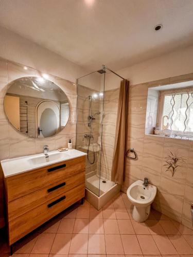 une salle de bain avec un lavabo, une douche et des toilettes dans l'établissement Charmante Villa Provençale pieds dans l'eau avec piscine et plage privée, à Saint-Raphaël