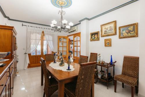 chalet, villa rodeada de naturaleza piscina a doce klm de Valencia y 7 del aeropuerto