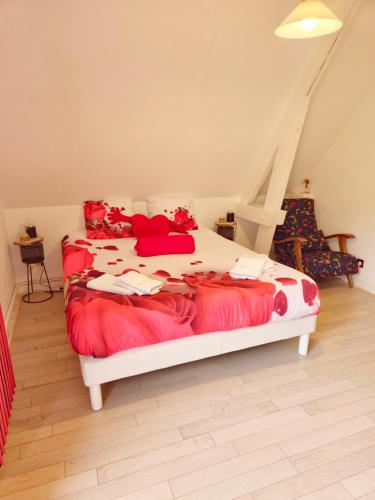 - une chambre avec un grand lit et des draps rouges dans l'établissement Écrin de Seigy, 5 minutes du ZOO de BEAUVAL, à Seigy