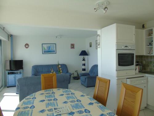 une cuisine et un salon avec une table et des chaises dans l'établissement L'Aloha, à Plage-des-Demoiselles