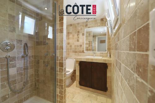 une salle de bain avec toilettes, douche et lavabo dans l'établissement Villa La Corniche, à Sausset-les-Pins