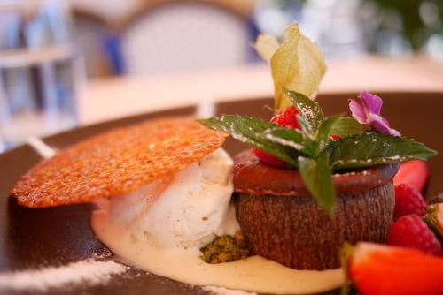 a cupcake on a plate with fruit on it at Auberge Communale à l'Union in Gilly