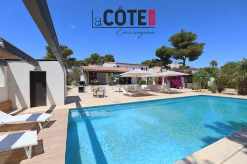 une villa avec une piscine à Sorrento dans l'établissement Villa La Corniche, à Sausset-les-Pins