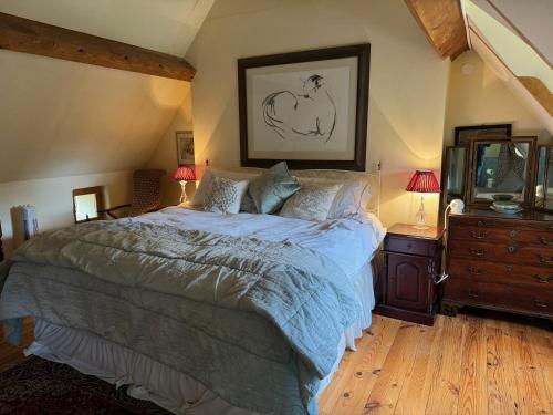 une chambre avec un lit et une commode avec un miroir dans l'établissement Petit Loulet, à Puylagarde