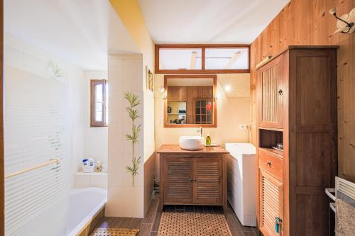 グルノーブルにあるCosy and Calm in Grenoble City Heart with free and large parking Q-Park Chavantの洗面台、トイレ、浴槽を備えたバスルーム