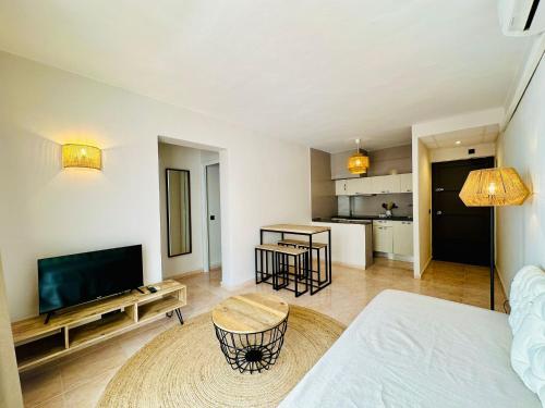 TV a/nebo společenská místnost v ubytování Apartamentos Ses Veles