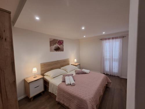 Spacious Top Floor Apartment with 3 BDR & Balconies