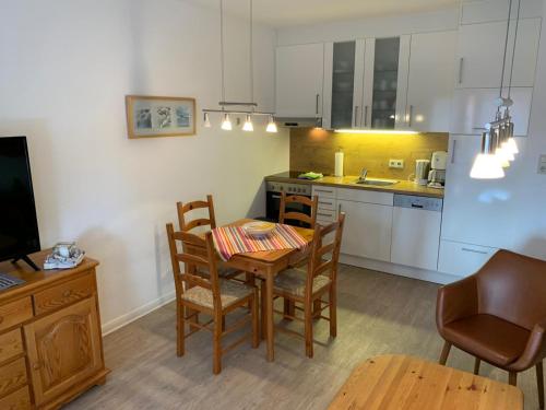 una cucina con un tavolo e sedie in una stanza di Sonnige Ferienwohnung a Borkum