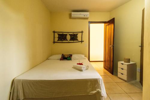 a bedroom with a bed with a white bedspread at Solar Pipa - Apto Econômico sem varanda in Pipa
