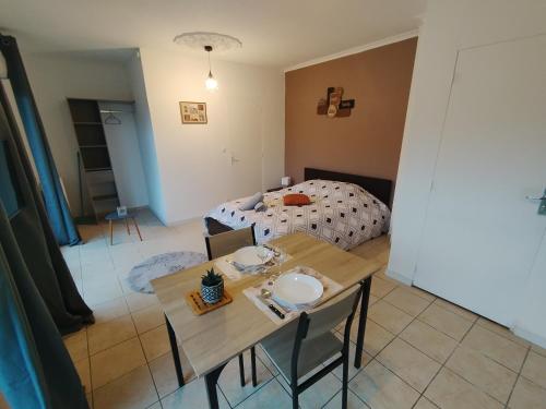 Cette chambre comprend une table à manger et un lit. dans l'établissement grand studio, à Limoges