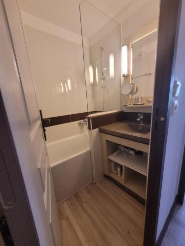 une salle de bain avec un lavabo et un miroir dans l'établissement Cap Esterel en famille - 2pièces vue mer jardin piscine clim parking inclus, à Saint-Raphaël