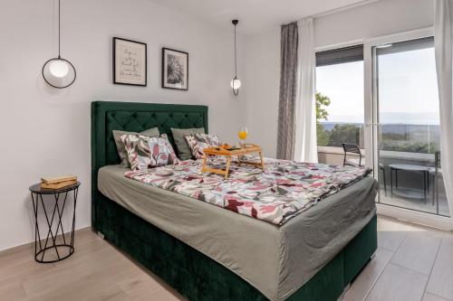 Ένα ή περισσότερα κρεβάτια σε δωμάτιο στο Luxury villa BOREAS with private pool and sea view