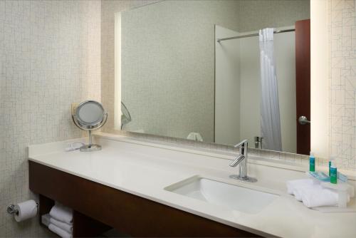 Ванная комната в Holiday Inn Express Independence - Kansas City by IHG