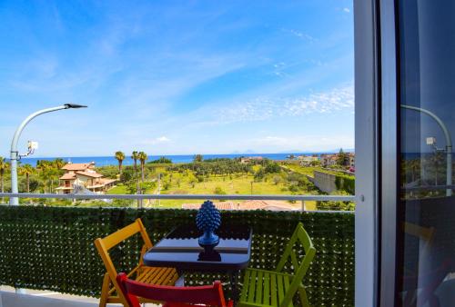 a table and chairs on a balcony with a view of the ocean at Casa Ekaterina free wifii - spiaggia 200 metri in Brolo