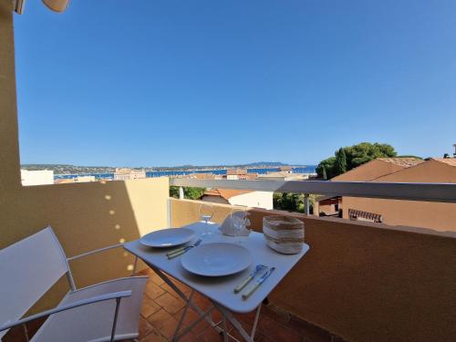 - une table blanche sur un balcon avec vue dans l'établissement Studio cœur de ville, proche des plages, vue mer, à Bandol