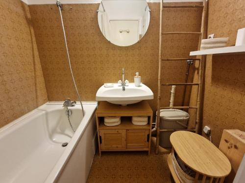 une salle de bain avec un lavabo, une baignoire et des toilettes dans l'établissement Studio cœur de ville, proche des plages, vue mer, à Bandol