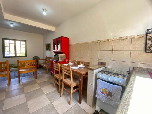 a kitchen with a table and a stove top oven at Casa 300 m Praia Jabaquara in Paraty