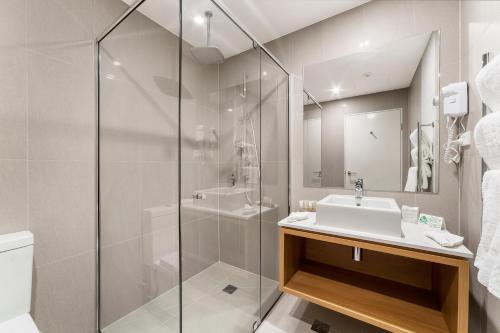 a bathroom with a sink and a shower at Ciloms Airport Lodge Melbourne Airport in Melbourne